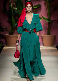 Vestito lungo estivi confecionada marchio di abbigliamento con tessuti di qualità, vendita online di abbigliamento originale, hippy chic, moda tribale, motivi etnici, africani e indiani, spettacolare vestito lungo estivi della collezione attuale 2021 2022 con le notizie settimanali. Luisa Spagnoli Primavera Estate 2021 Catalogo E Prezzi Beautydea Abiti Alla Moda Vestiti Alla Moda Abiti