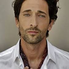 Bruce Baxter (played by Kyle Chandler) outfits