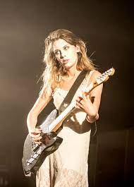 Ellie Looking Mighty Fine Trend Wolf Alice Female Guitarist Guitar Girl