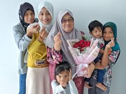 Satu lagi pilihan cemerlang hadiah ulang tahun yang bahagia untuk isteri atau ibu anda akan menjadi jenis. Ibu Tanya Hadiah Birthday Anak Kunci Mulut Sambutan Hari Jadi Online Jadi Drama Air Mata Mak Menangis Terima Kek Keluar Duit Viral Mstar