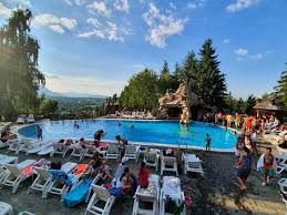 Scegli tra l\'ampia gamma di servizi ricreativi disponibili, che includono una piscina scoperta, una piscina coperta e un campo da tennis scoperto.informazioni preliminari alla partenza la struttura accetta animali domestici solo in camere specifiche. Revelion 2021 Bran Club Vila Bran Pico Mar Travel