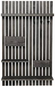 On apporte une touche scandinave avec cette belle étagère murale qui se distingue avec son design épuré et ce coloris gris pâle, un bel accessoire de décoration pour la chambre, l'entrée, la salle de bains, tout en permettant de mettre en valeur livres. Etagere Murale En Bois Teinte Grise Ferm Living