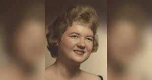 Lisa Henze's Instagram, Twitter & Facebook