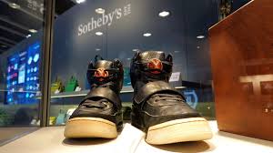 In unserer aktuellen vergleichstabelle können sie kanye west schuhe ganz einfach kaufen! Kanye Wests Turnschuhe Sneakers Fur 1 5 Millionen Euro Tagesschau De