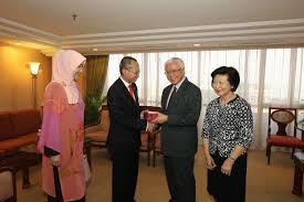 Please download one of our supported browsers. President Tony Tan Presenting A Gift To Minister In The