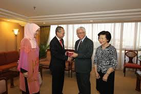 Самые новые твиты от mohd kassim (@mohdkassim95): President Tony Tan Presenting A Gift To Minister In The