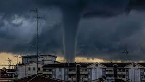 Les tornades les plus impressionnantes. Une Violente Tornade S Abat Sur Venise Linfo Re Monde Europe