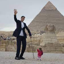 Ägypten: Wenn der größte Mann auf die kleinste Frau der Welt trifft |  STERN.de
