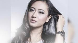 Sosok tersebut ialah ayu ratna atau yang saat ini dikenal dengan aiu, eks vokalis grup band garasi yang dikenal mempunyai suara khas serta paras yang cantik. Local Fame Hengkang Dari Garasi Aiu Ratna Teruskan Karir Solo Di Jepang Berita Jepang Japanesestation Com