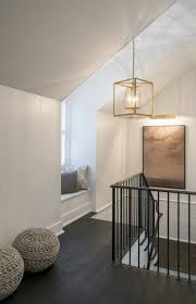 Treppenhaus In Dem Landhausstil Mit Sitzkissen Treppenaufgang Gestalten Treppenaufgang Wohnen Und Leben