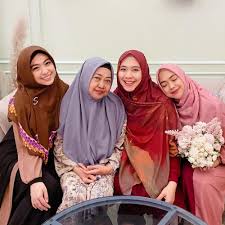 Seperti di ketahui ria ricis merupakan anak bungsu dari 3 bersaudara. Kakak Adik Bak Kembar 10 Adu Gaya Hijab Ria Ricis Vs Oki Setiana Dewi