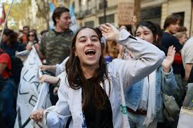 Universidades vuelven a marchar contra el ajuste del Gobierno de Milei a la  educación pública - France 24
