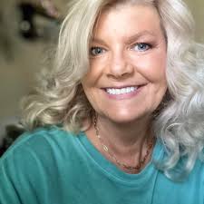 10 Sophies Way, Cumberland, Maine c.1740. Thanks to Linda for sending this  one in! 3,898 square feet. 3 bedrooms, 2 baths