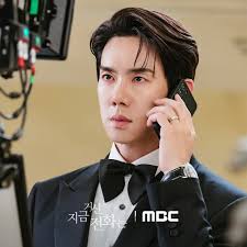 Gambar disebalik tabir #WhenThePhoneRings . Pihak MBC mengesahkan minggu  ini ditayangkan drama Sa Eon dan Hee Joo. Kesian Hee Joo kesejukan atas  bumbung, kena sidai seminggu 😌 semua salah mak dia, cabutkan