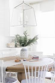 Today's modern families tend to take a more casual approach to gathering for meals, whether it's dinner around the kitchen table, breakfast in a cozy banquette, or lunch at the kitchen island. Casual Dining Room Decor