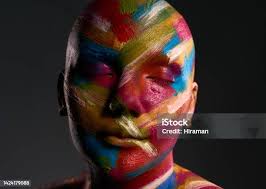 Imagen De Los Amigos Del Arco Iris Cabezas Y Rostros Cubiertos En El  Festival Holi Pintura De Poder En El Pelo Gafas De Sol Y Camisas Blancas  Kurta Dos Hombres Turista Inglés