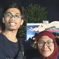 Mulanya adalah perjalanan pulang dari acara ulang tahun kedua Mojok.co pada  Agustus 2016. Dalam perjalanan itu, saya yang pulang bareng Kalis jadi tahu  kalau ia suka Dewa 19. Saya lantas menawarinya untuk