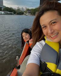 上次嚟歡樂海岸已經想揸船，今次佢哋完成心願，三個輪流揸￼，好寫意🥰🥰🥰。My 3 babies wanted to ride the boat  last time when we're here, we finally did it this time, so chill.❤️❤️❤️  @quartus_wong @trinity___wong #holiday #termbreak #easter ...