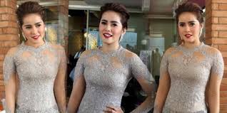 Kebaya ini terbuat dari kombinasi brokat dan kain organdi yang kaku dan transparan untuk menghadirkan detail menarik. Padu Padan Dan 5 Rekomendasi Model Atasan Kebaya Brokat Yang Akan Membuat Penampilanmu Makin Glamor Dan Elegan
