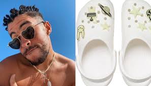 / rezaba bad bunny en 'tu no metes cabra' allá por el 2017 cuando el artista empezaba a pegar en. De Cantante A Disenador Bad Bunny Colabora Con Crocs Para Crear Unos Zapatos Muy Originales