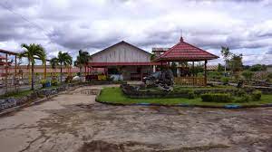 Selain itu dengan banyaknya gantangan yang semakin menjamur. Tjiu S Palace Samarinda