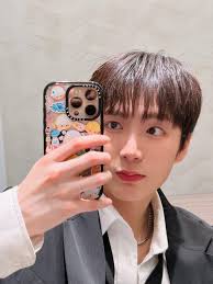 🍫~ Kevin 4cut ~~~~~ ဒီချောင်ကလိဘားလေးကို ဖြစ်နိုင်ရင် Hyukie မသိအောင်  ခဏလောက် ဖွက်ထားချင်တယ် ဘာတွေ ဖြစ်လာမလဲ သိချင်လို့ 😂😂 #OMEGA_X #오메가엑스 #케빈  #KEVIN 23 Dec 🍫