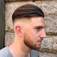 Cette coiffure accentue la couleur riche des cheveux et commencez sur des cheveux mouillés ou séchés à la serviette. 1001 Idees Coupe De Cheveux En Arriere Homme Le Retro D Aujourd Hui
