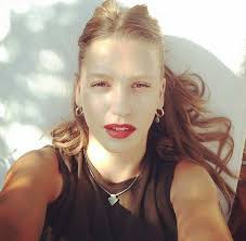 Serenay Sarikaya Sarkicilar Unluler Stil