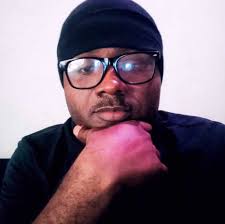 Tomorrow I turn 44 years old. In this pic I am 34 years old, heart break is  behind like a bad dream that never really was. I've been married almost 7  years