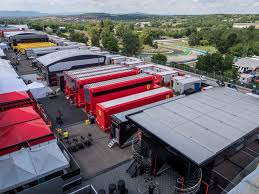 Felkerültek a pilóták képmásai a garázsok fölé, a boxutca betonjára elkezdték felfújni a futam főszponzorának logóját. Az F1 Es Magyar Nagydij Tv Kozvetitesei F1vilag Hu
