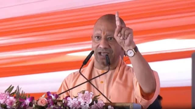 कोलकाता हादसे के बाद अलर्ट हुए CM योगी, यूपी के दुर्गा पूजा पंडालों की सुरक्षा जांचने के निर्देश - News18 हिंदी