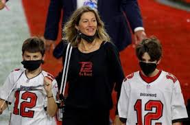 Following the game, the patriots while gisele and tom shared a sweet kiss on the field, tom's daughter proved that she was his biggest fan as she stayed by his side for interviews and. Gisele Bundchen Y Bridget Moynahan Celebran La Victoria De Tom Brady En La Super Bowl