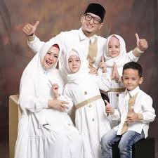 Tujuannya supaya netizen bisa menyetop komentar buruk yang ramai di media sosial. Sempat Cerai 2 Tahun 10 Kemesraan Ustaz Zacky Mirza Dan Shinta Tanjung