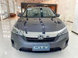 Beralih ke samping, desain honda city 2020 terlihat bersih namun cukup sporty dengan dua tarikan garis memanjang dari depan ke bagian belakang. 2020 Honda City Is Cheaper Than Old Honda City Prices Compared