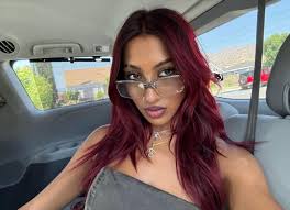 Emily Kelavos (@EmilyKelavos)