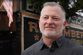 Idaho real estate agent offers free listings to liberals leaving the state.  Is that allowed?