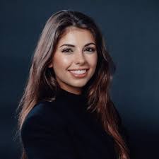 Larissa Kroll's Instagram, Twitter & Facebook