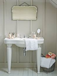 I mobili da bagno in stile provenzale sono caratterizzati da colori come il lavanda che ricorda tipicamente la provenza e le campagne del sud della francia, una sfumatura particolarmente appagante e rilassante. 40 Bagni Shabby Chic Economici In Stile Provenzale Mondodesign It
