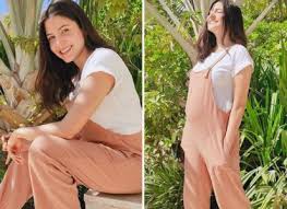 Anushka Sharma Flashes A Radiant Smile Basking In The Sunlight As She Poses With Her Baby Bump Bollywood News Bollywood Hungama Download the following anushka sharma smile desktop wallpaper 52353 image by clicking the orange button positioned underneath the download wallpaper section.