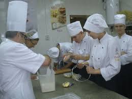 Jean Marie Soignier Chef Patissier De La Livre Tournois Poirault A Tours Transmet Les Gestes De La Fa Ecole De Patisserie Nougat De Tours Patisserie Francaise