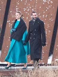 We planned out the whole season, started filming, and then had to stop … everything from locations, to number of people in scenes, to travelling actors, all that. Yvonne Strahovski And Joseph Fiennes Are Pictured On Set Of Handmaid S Tale Aktuelle Boulevard Nachrichten Und Fotogalerien Zu Stars Sternchen
