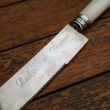 Le Saviez Vous Nous Pouvons Graver Vos Prenoms Sur La Lame D Un Couteau Sympa Lorsque Vous Couperez Votre Gateau Knife Couteau G Kitchen Knives Knife