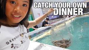 American trying mangosteen for the first time in  Philippines(Filipina-American Couple)