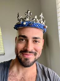 hi guys:) made this fun macrame crown to wear for my birthday and at home  and feel like a king👑 who says i cant wear it? haha dedicating it to all  kings
