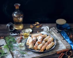 Riscalda il latte e lo zucchero in una casseruola, tenendo il fuoco basso. Mangiare Greco Cucina Greca Con Tutte Le Ricette Tipiche Flauti Con Pasta Fillo Zucca Noci E Uvetta