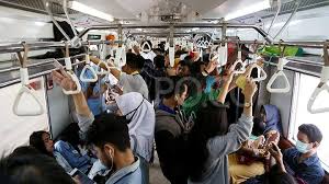 Anggapan bahwa tak membersihkan telinga bisa mengganggu pendengaran memang benar demikian, namun bukan berarti juga seseorang harus rutin membersihkannya. Penumpang Commuter Line Bab Di Kereta Pt Kci Sudah Dibersihkan Metro Tempo Co