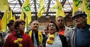Con sillas vacías los familiares de desaparecidos y sobrevivientes le pidieron al estado esclarecer y ayudar en la búsqueda de los restos. El Exterminio De La Union Patriotica Un Hecho Para No Repetir Radio Nacional De Colombia