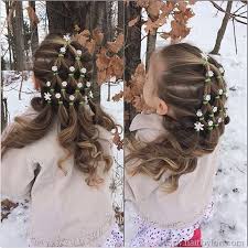 Coiffure bébé fille coiffures enfant fille coiffure cheuveux crepus coiffure fillette coiffure rapide coiffure protectrice coiffures filles idées de coiffures chignon africain. 20 Idees Coiffures De Noel Pour Enfants Mahasoa