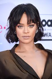 Rihanna memotong rambutnya dengan layer yang sangat pendek untuk menambah dimensi ekstra dan juga memberi fokus pada wajahnya yang unik dan menakjubkan. Mau Tampil Dengan Poni Yuk Tiru 5 Gaya Rambut Jadul Rihanna Ini Facetofeet Com