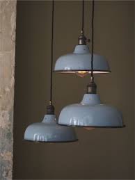 Cette authentique réflecteur en tôle émaillée présente quelques traces du passé , ceci étant sans doute du a son passé mouvementé. Abat Jour Emaille Lampe Industrielle Bleu Ciel Lampe Industrielle Suspension Luminaire Cuisine Eclairage Vintage